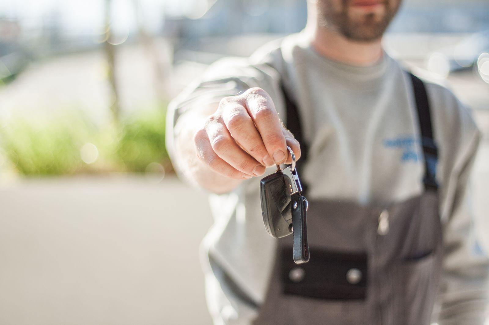Car key held by a driver comparing non-owner SR22 insurance and owner policies